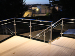 Treppengeländer und Terrassengeländer mit Beleuchtung aus Edelstahl und Verglasung