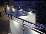 Balkongeländer und Terrassengeländer mit Beleuchtung aus Edelstahl und Verglasung