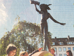 Westfalenpost Bronzefigur balanciert auf Regenbogen