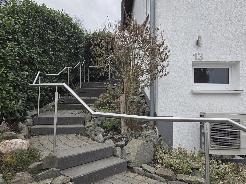 Barrierefreier Zugang mit Edelstahlgeländer