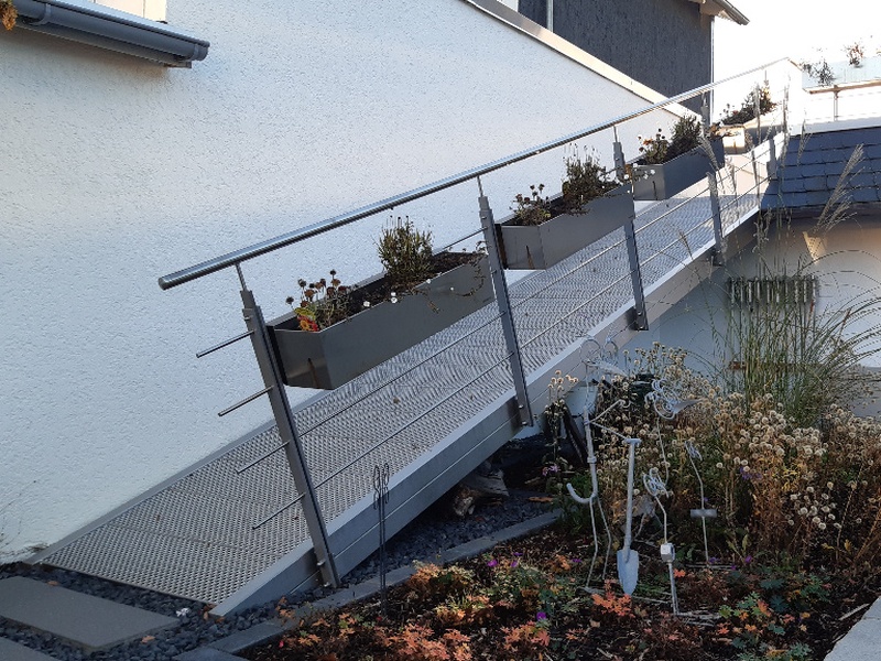 Rollstuhlrampe mit Edelstahlgeländer